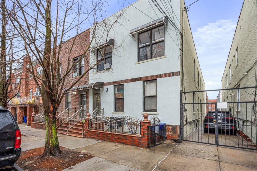 Legal 4 family 7 Bedrooms amp ; 6 full bathrooms 5 Rooms in Basement, brand new 4 new biolers, 4 gas meters, shared driveway, shools, supermarkets, Subway 6 Train, Bus, ...