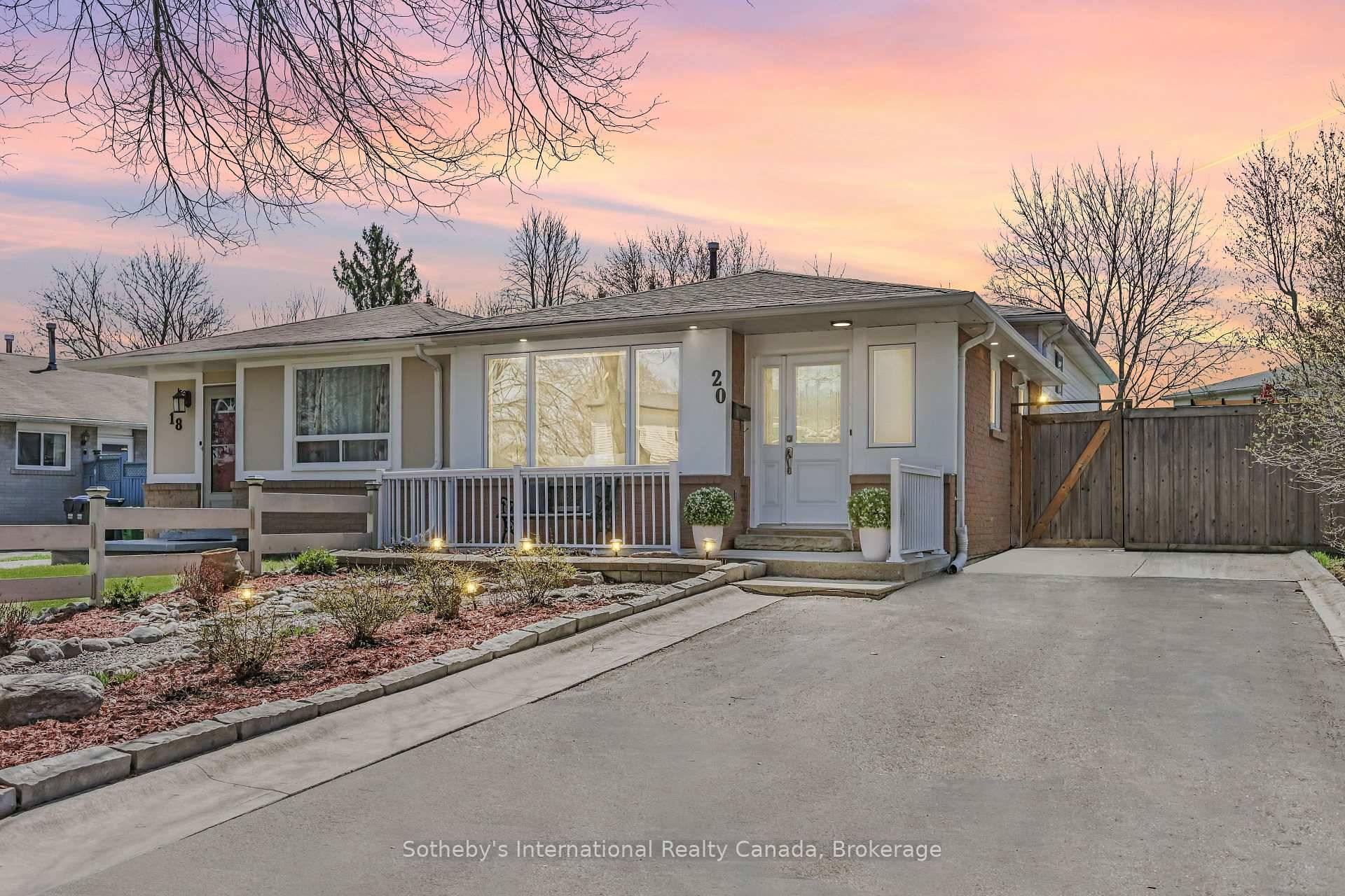 Charming 3 bedroom, 2 bathroom semi detached back split with inground pool in Central Park's desirable M section.