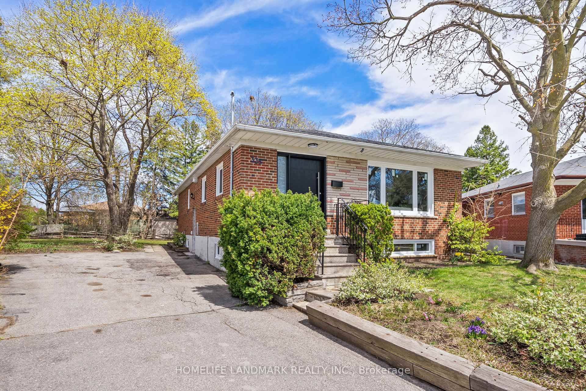 Newly Renovated 2 bedrooms basement aprt with large size living room in the Heart of Richmond Hill !