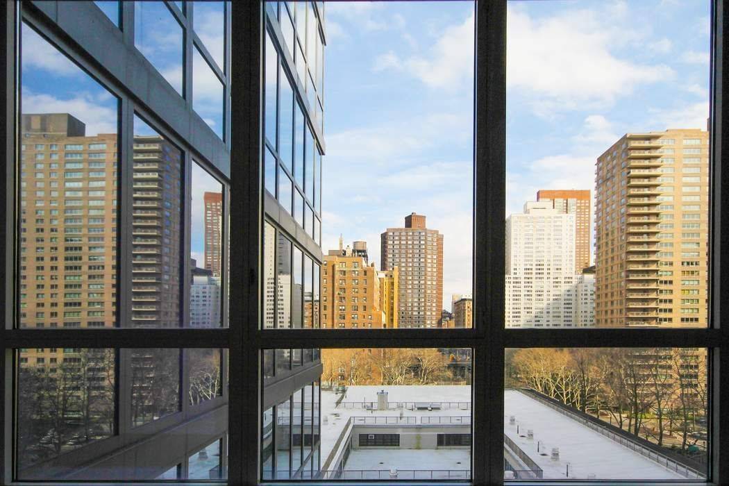 High floor Junior one bedroom in this perfectly located full service luxury condominium.