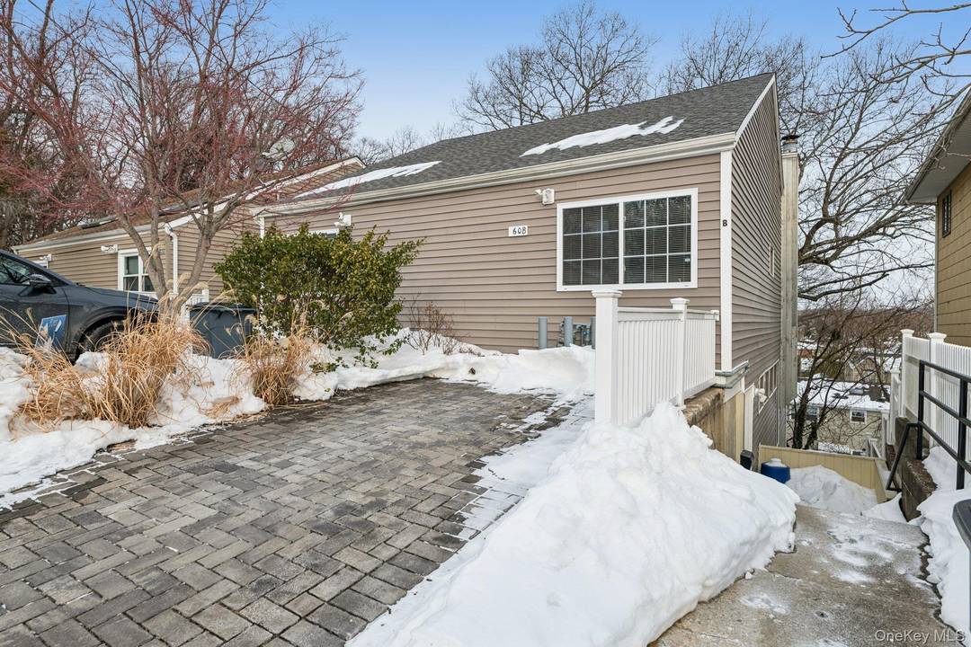 Townhouse Living, All Renovated This has 2 Bedrooms plus additional Bonus Room with 3 and 1 2 Baths.