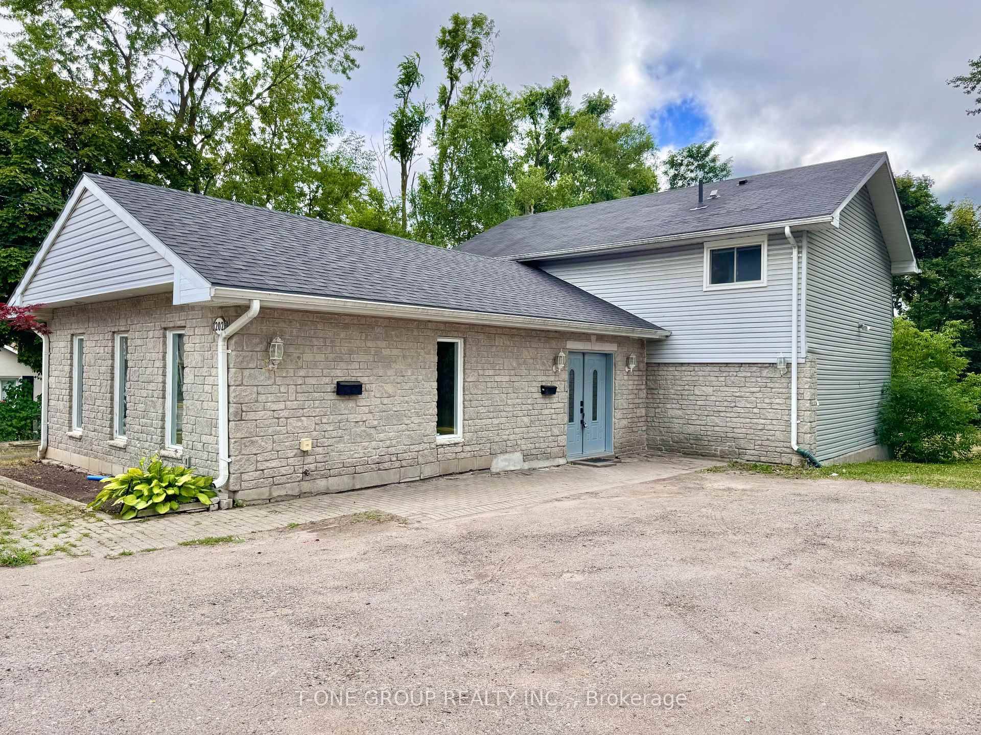 Recently updated 2, 332 sq ft back split on a massive 82 x 150 lot !