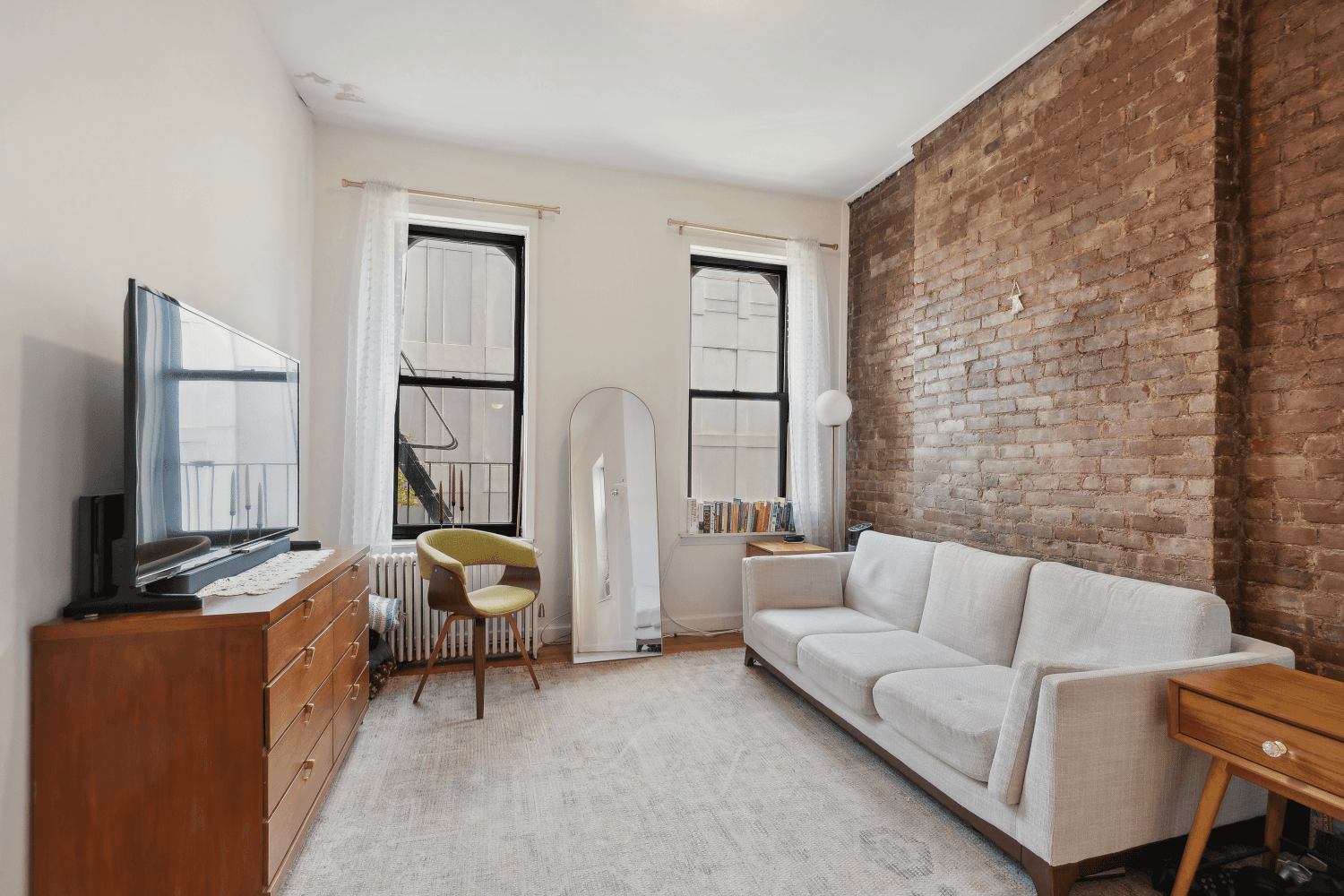 262 WEST 22ND STREET PRIME CHELSEA NEIGHBORHOOD SPACIOUS STUDIO APARTMENT LOFT SPACE LAUNDRY ON PREMISES Apartment Details 3 Flight Up Exposed Brick Wall Queen Size bedroom Closet Windows Tons of ...