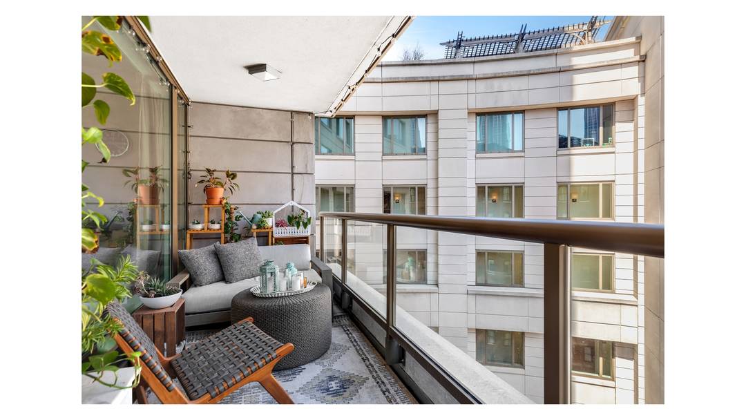 Bright and spacious, graced with truly remarkable light and proportion, this is a beautiful two bedrooms and two bathrooms apartment at the prestigious Heritage Condominium !