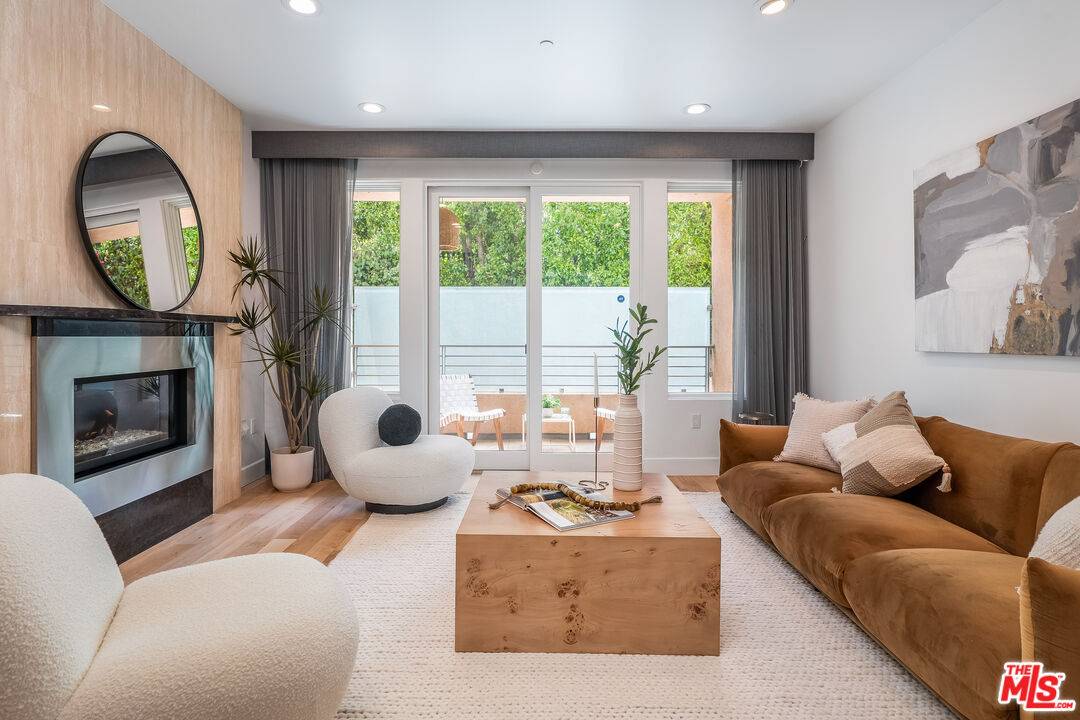 1318  S Roxbury Dr 2BR Beverlywood La