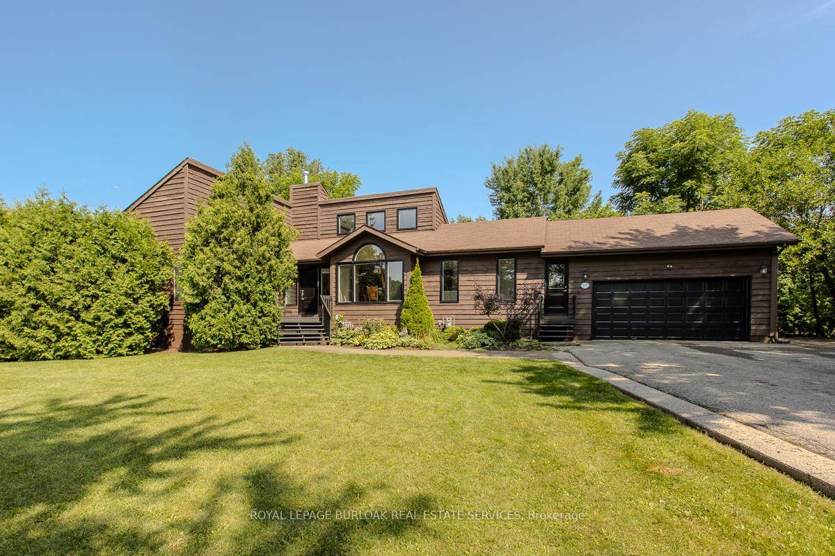 Fantastic bungalow in Flamborough West on a premium corner lot !