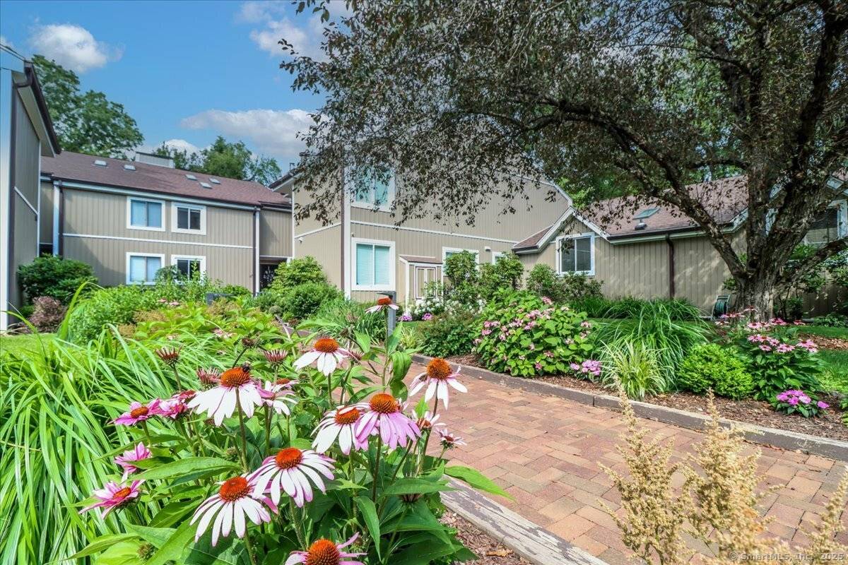 Spacious, Elegant Condo in Lake Lillinonah Shores.