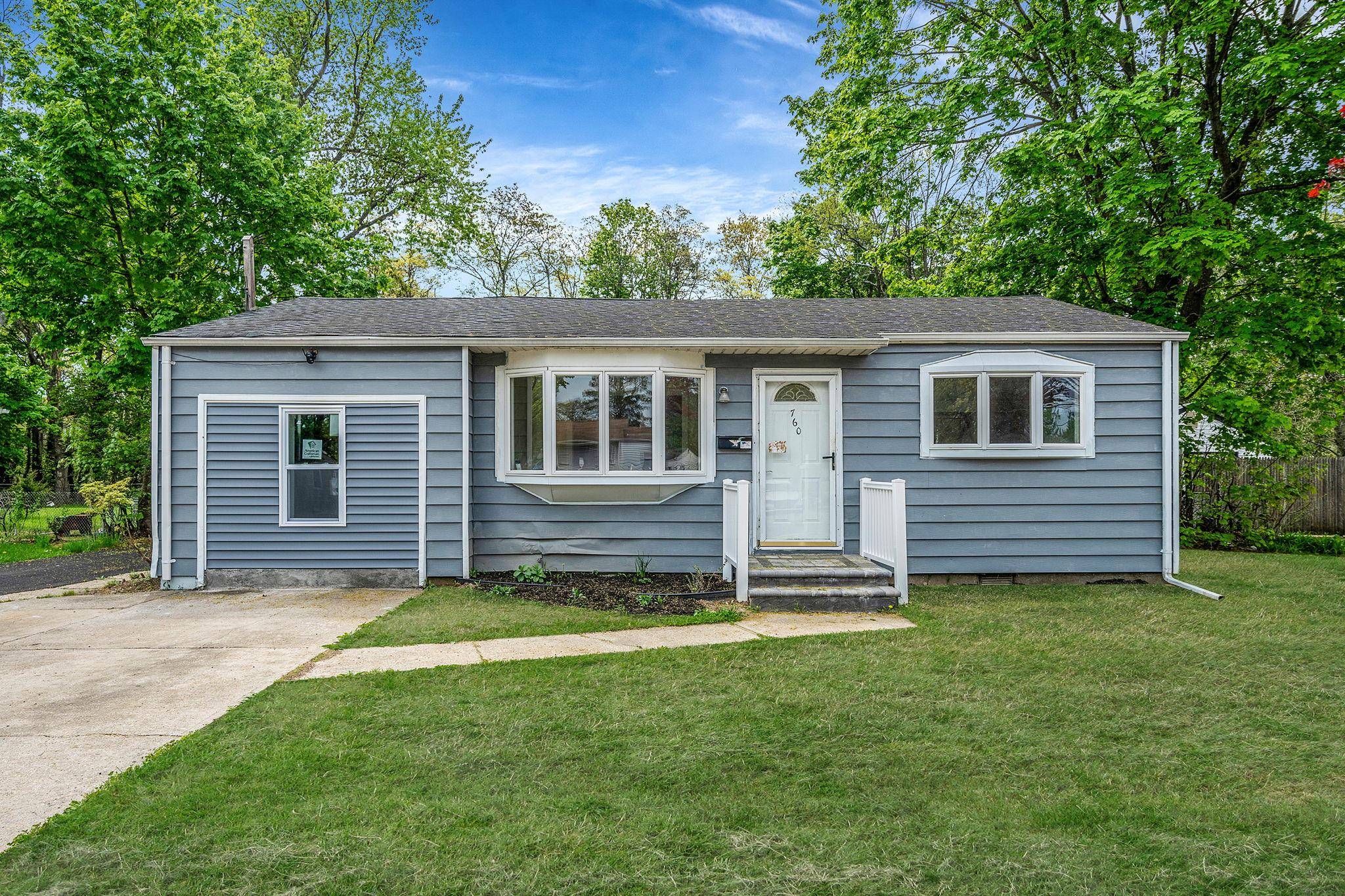 Great Home, Renovated Kitchen, 2 Baths, Cozy home, amp ; Large Yard Home Larger than what it appears