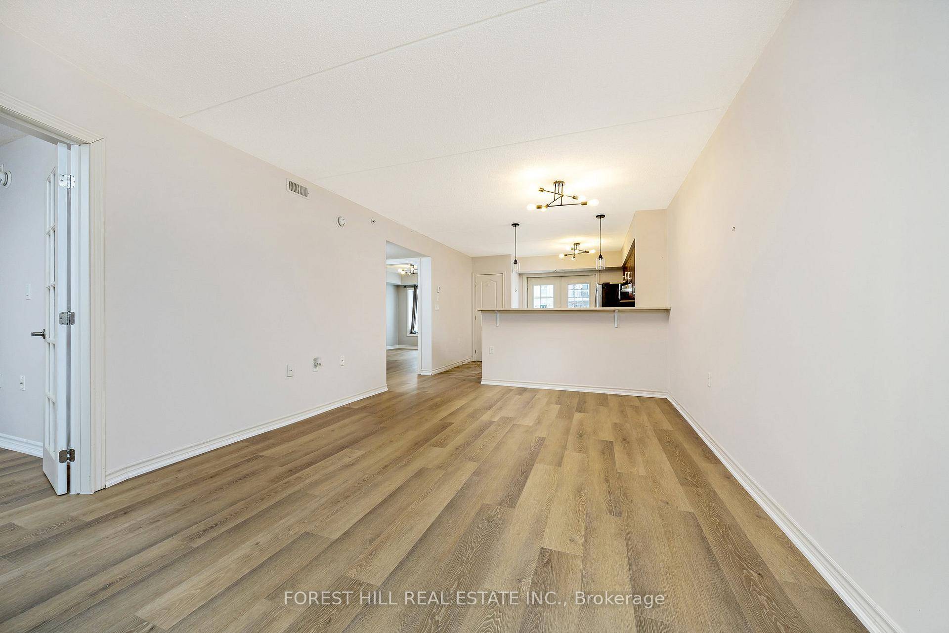Rare amp ; Spacious 940 Sq Ft Main Floor Condo Modern Upgrades amp ; Prime Location !
