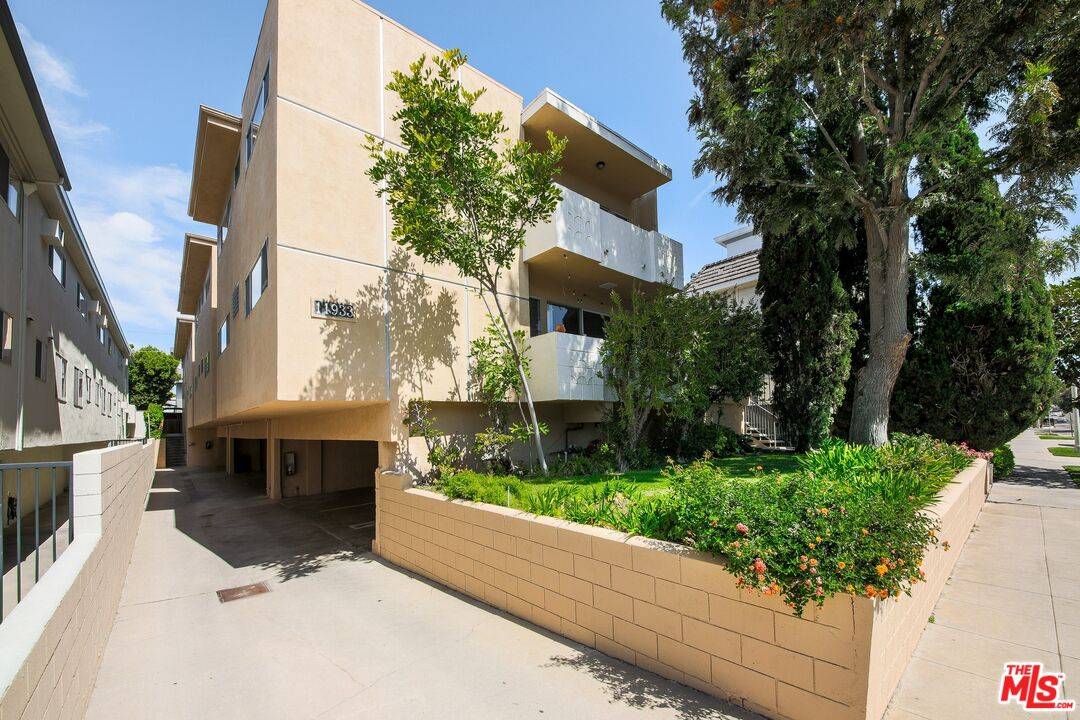 11933 Darlington Ave 14.0 Brentwood LA