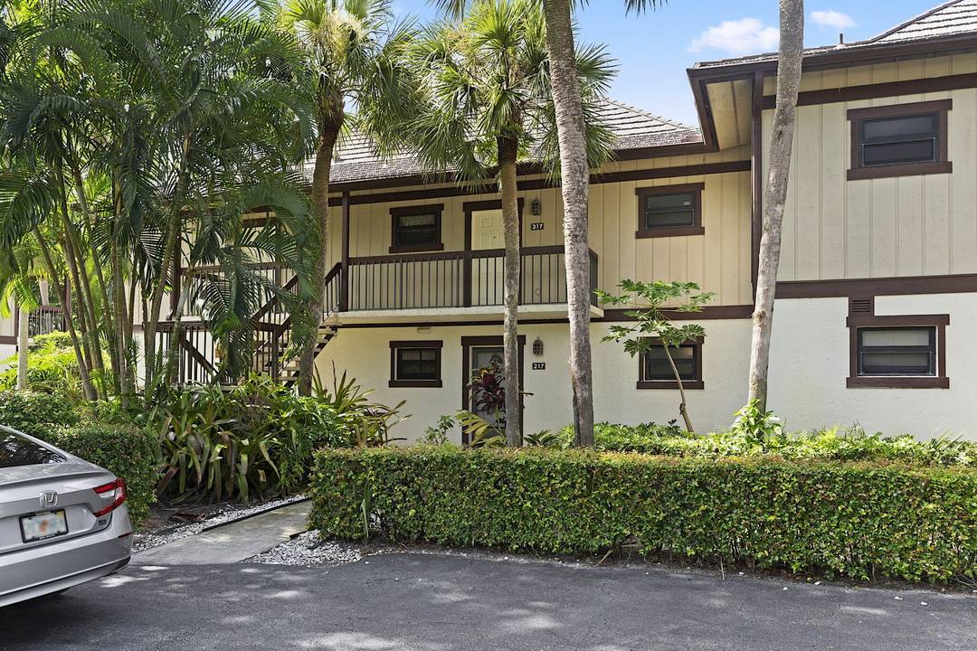 SEASONAL RENTAL This lovely unit in Bagattelle at the Palm Beach Polo Club is the perfect place to relax and unwind after a long day.