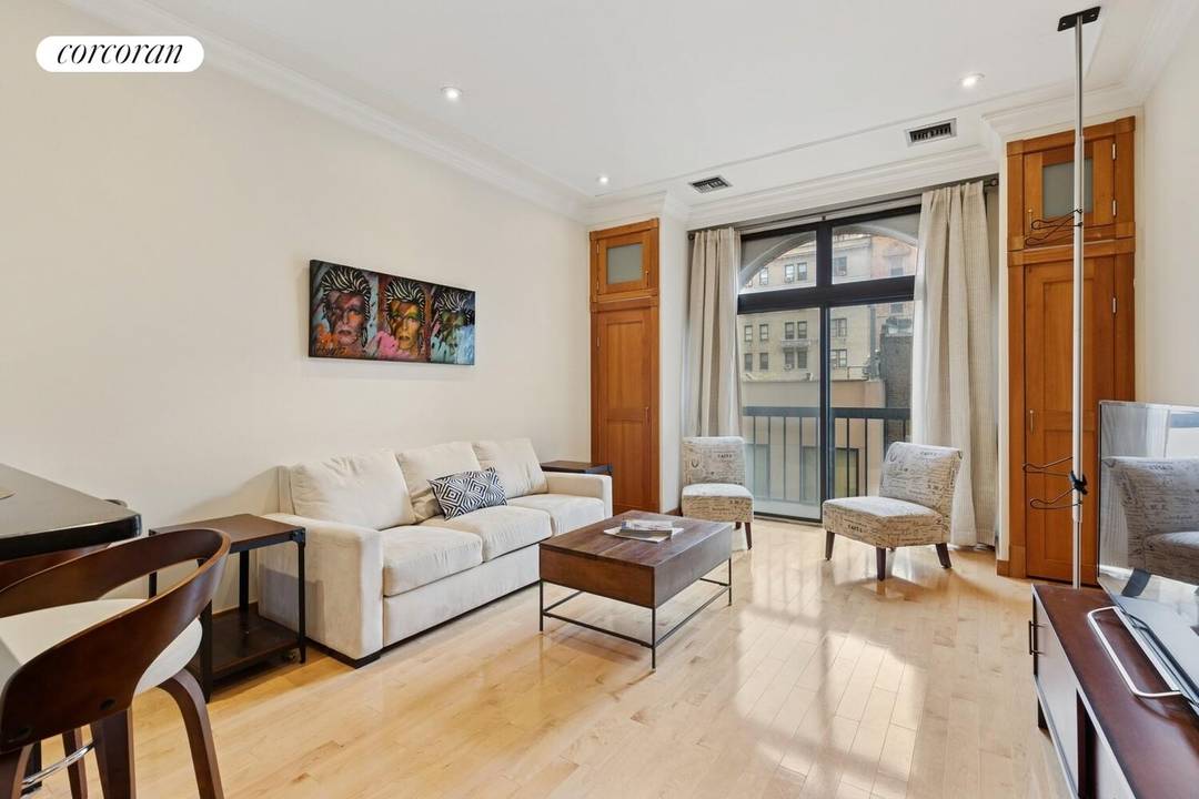 Historic Pre War Condo Junior One Bedroom at The Level Club Welcome to this beautifully renovated junior one residence in the iconic Level Club, a landmarked full service condominium rich ...