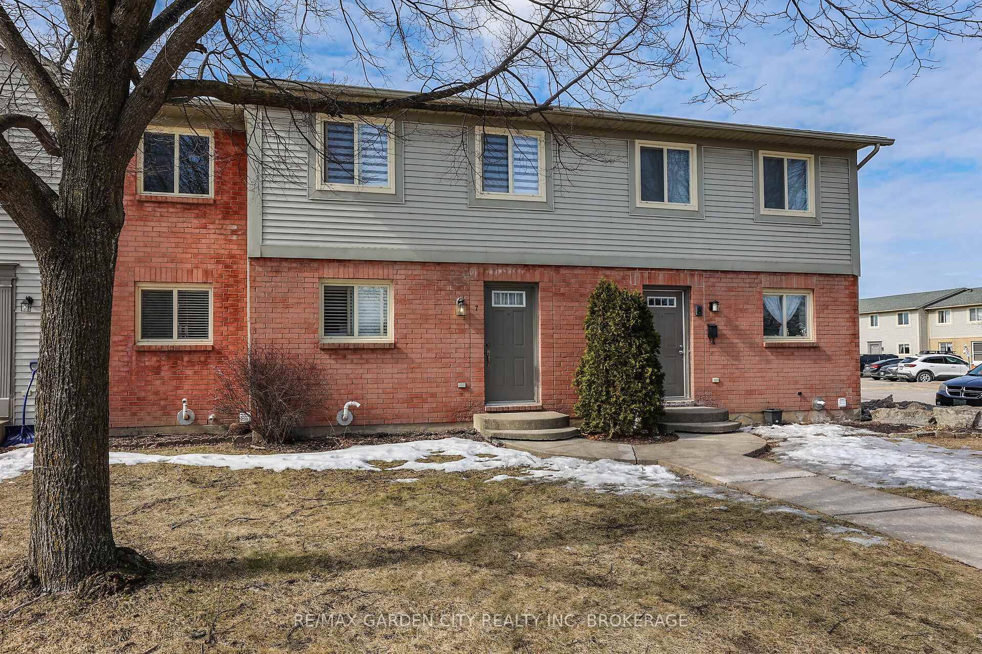 This spacious and well maintained 3 bedroom, 2 bathroom townhouse condo offers 1, 122 sq.