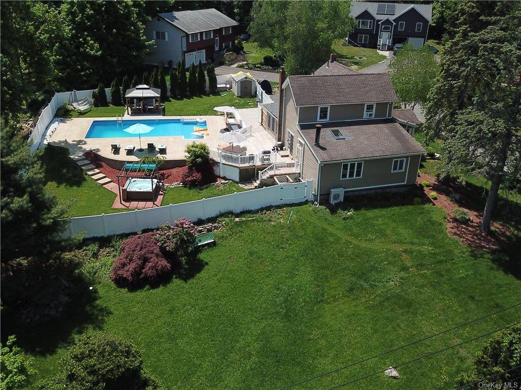 This charming home in Harriman blends modern comfort with exceptional convenience.