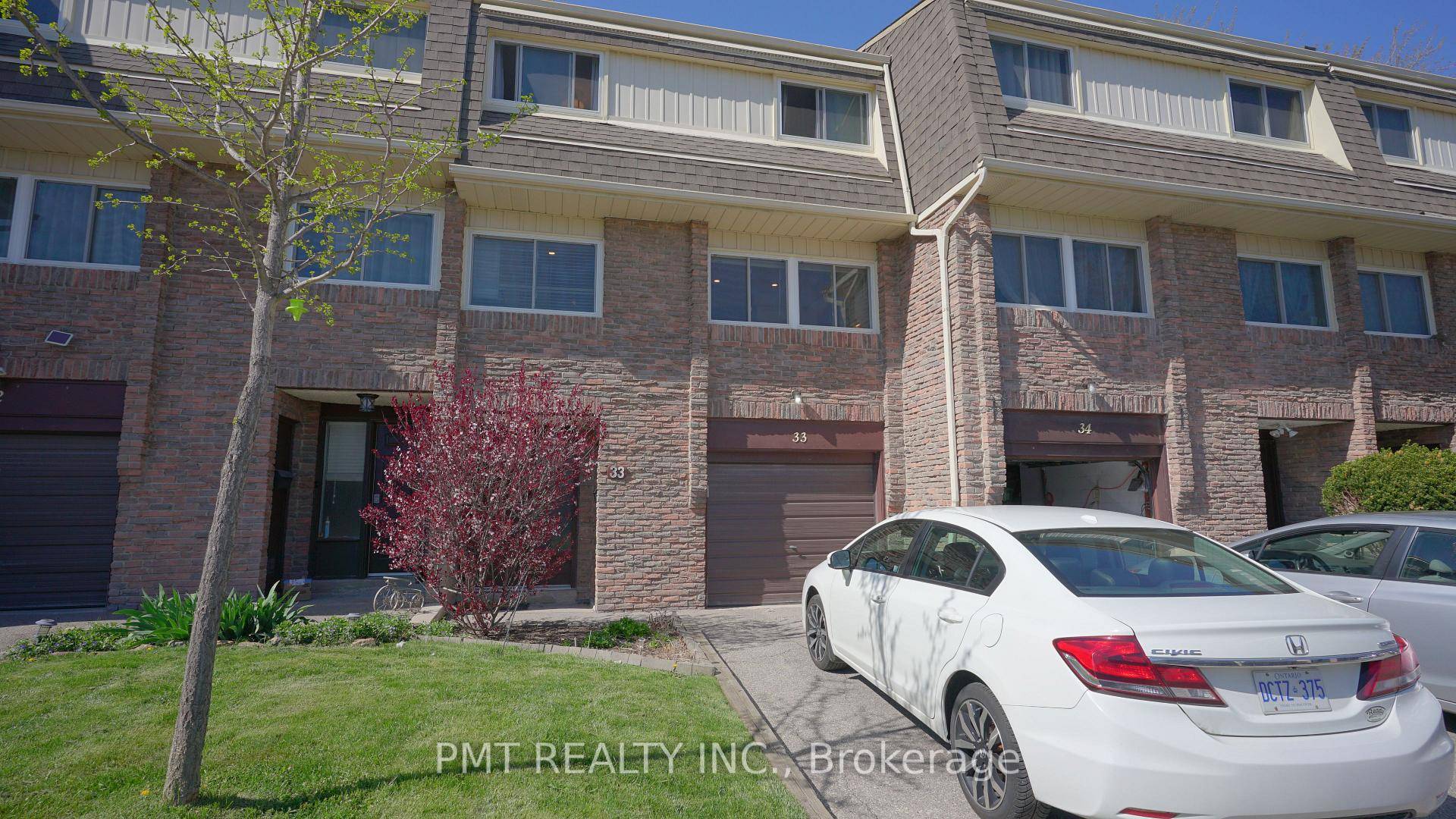 Welcome to this bright and charming townhome in the heart of Meadowvale !