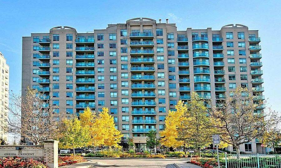 Welcome to this beautifully furnished 1 bedroom plus den suite in the heart of Richmond Hill.