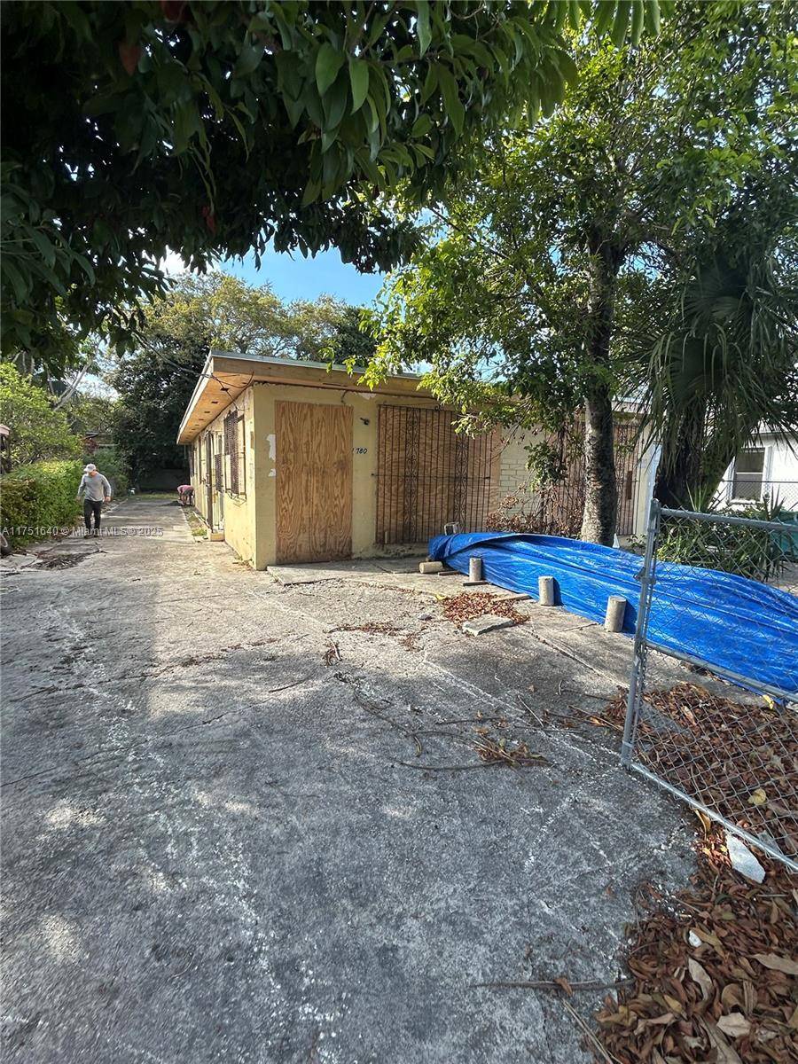 Investor Special ! This centrally located duplex in the heart of Miami is just minutes from Miami International Airport, LoanDepot Park Miami Marlins Stadium, Kaseya Center Miami Heat Arena, Wynwood, ...