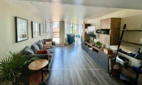 Spacious 2 1 Bedroom, 2 Bath Parking condo in downtown Toronto King and Bathurst.