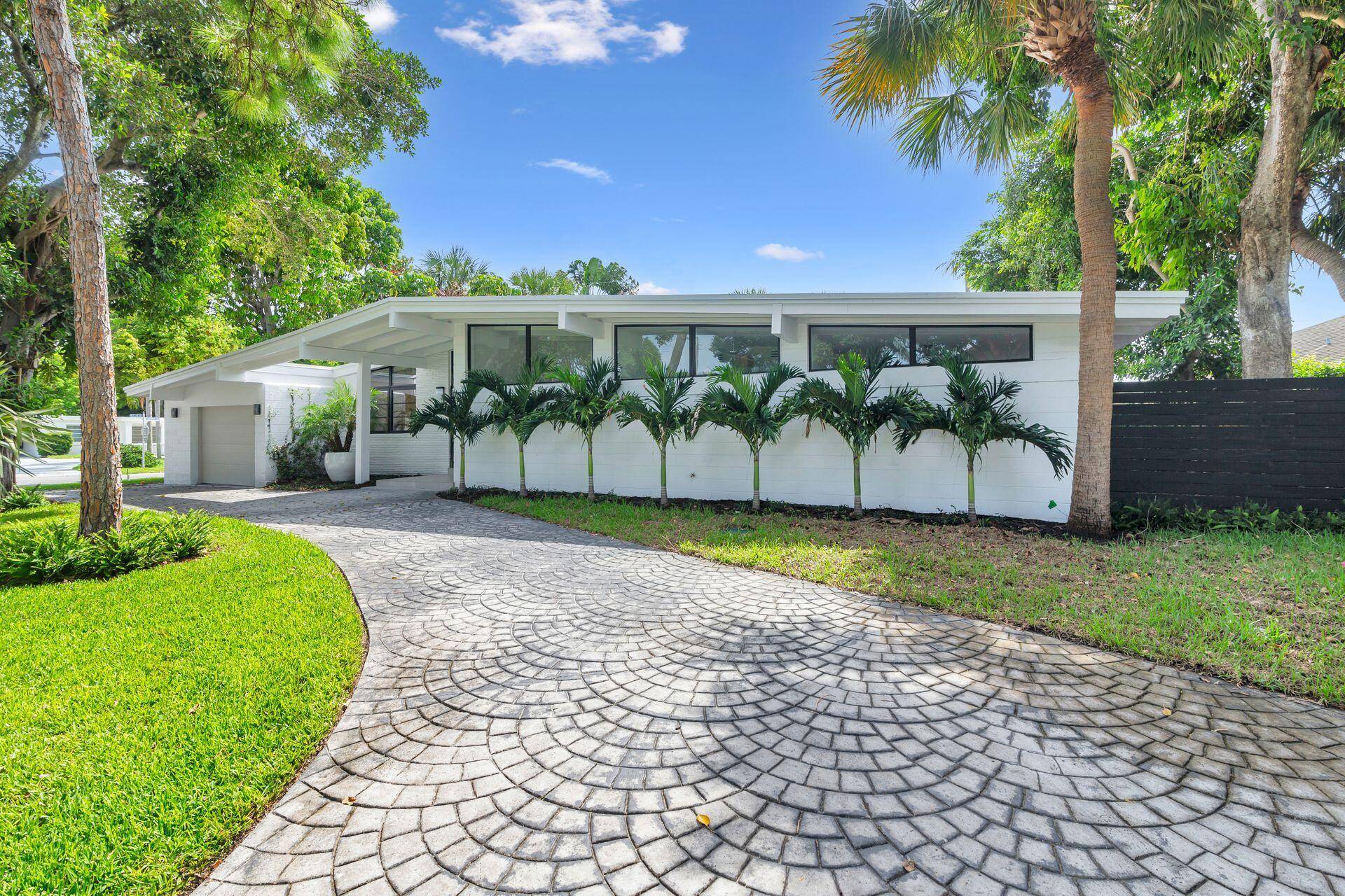 Mid century modern architecture at its best !