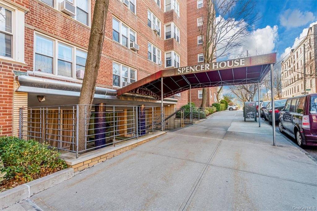 Beautiful 1 bedroom coop in the sought after Woodlawn Heights.