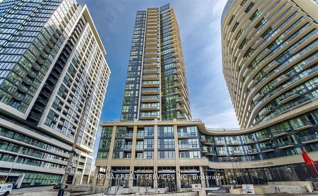 Don't Miss This Bright 3 1 Br Corner Unit Gem W Amazing Lake amp ; CN Tower Views On High Floor !