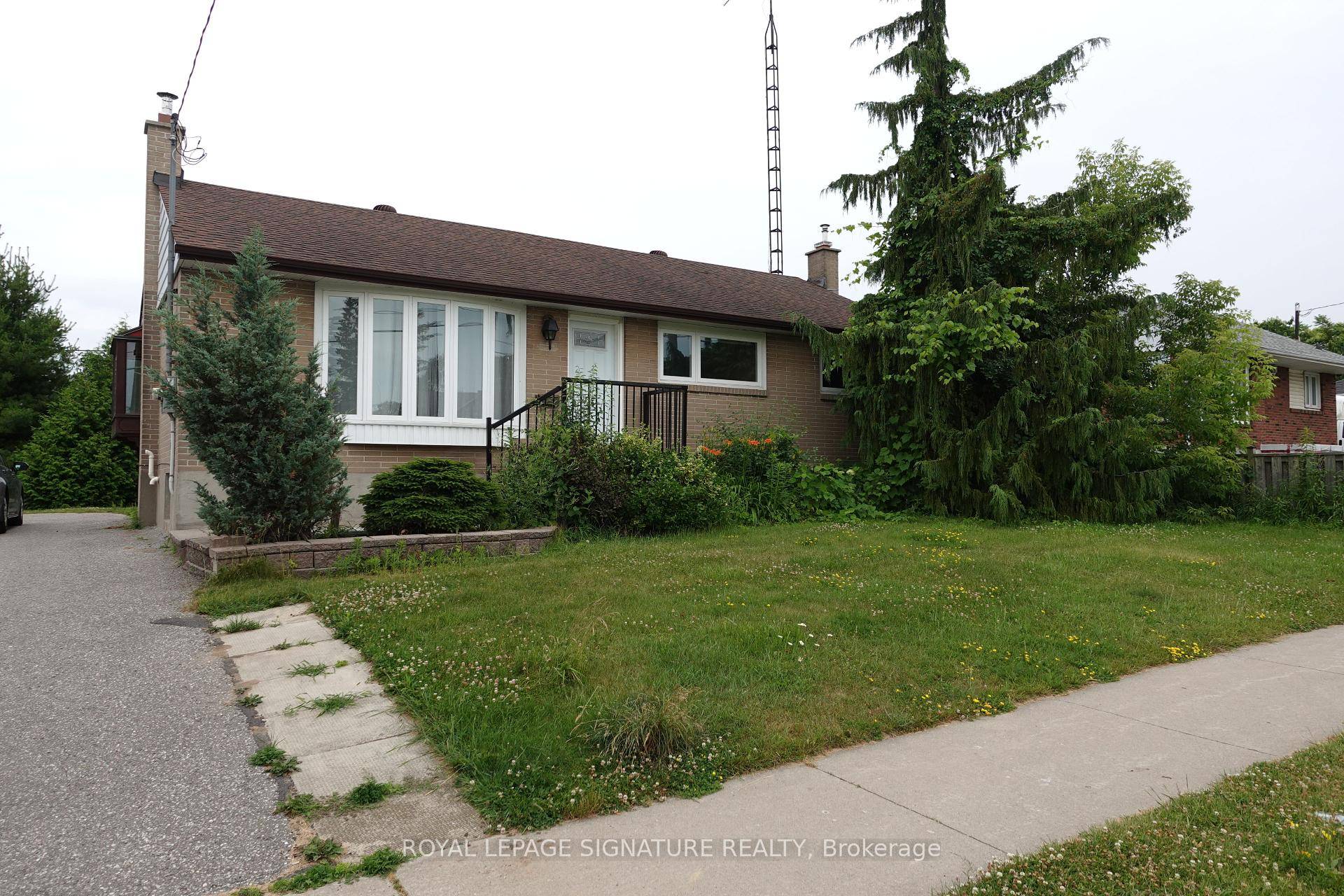 Dreaming of living in one of the beautiful home on the street ?