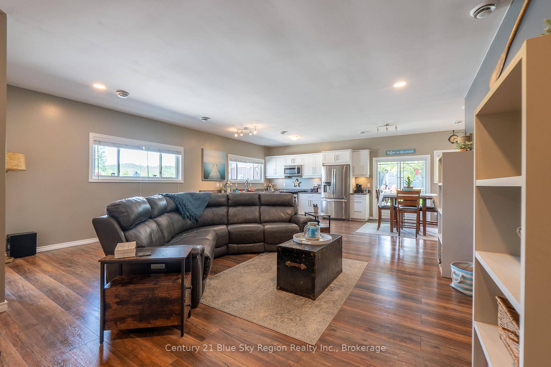 If you are looking to escape city living and love being surrounded by the great outdoors, look no further !