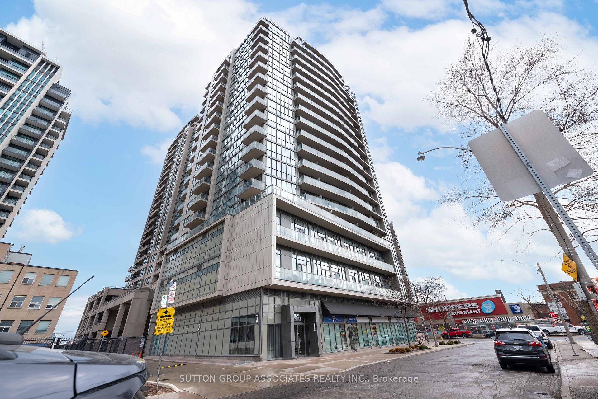 Perfectly tailored for the Young urban professional family or downsizers eager to stay close to their grandkids, this sophisticated 2 1 bedroom, 2 bathroom corner condo with killer views will ...