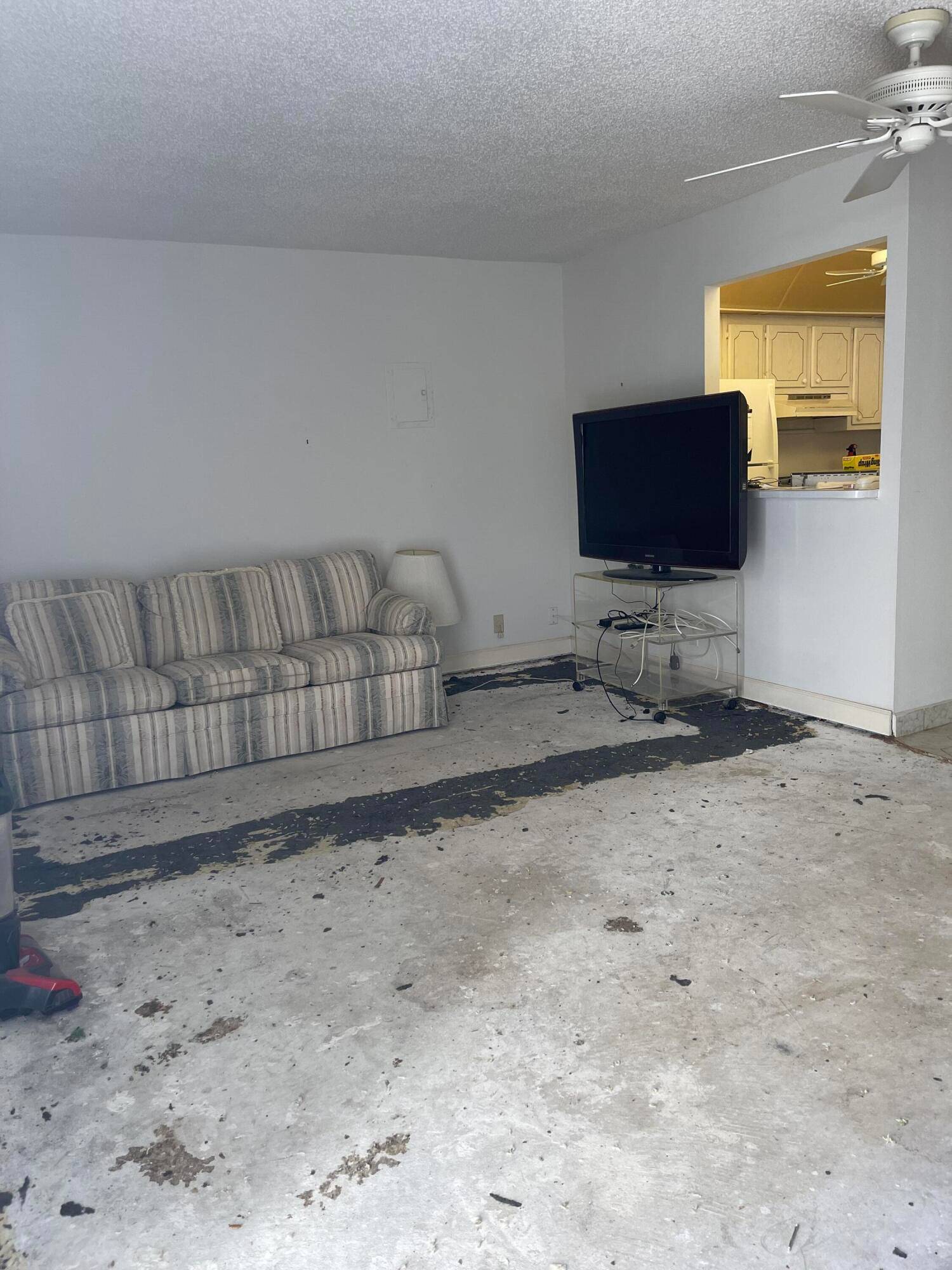 INVESTOR OPPORTUNITY ! A SINGLE STORY VILLA WITH A WATER VIEW FROM THE ENCLOSED PATIO !
