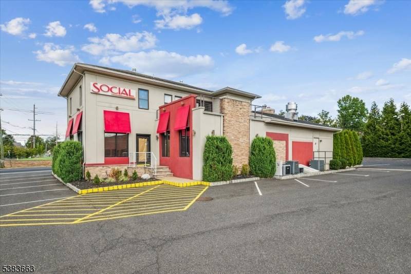 UNBELIEVABLE 3, 198 SQ FT FULLY OPERATIONAL RESTAURANT WITH LEASE IN PLACE, LOCATED ON THE FIRST FLOOR.