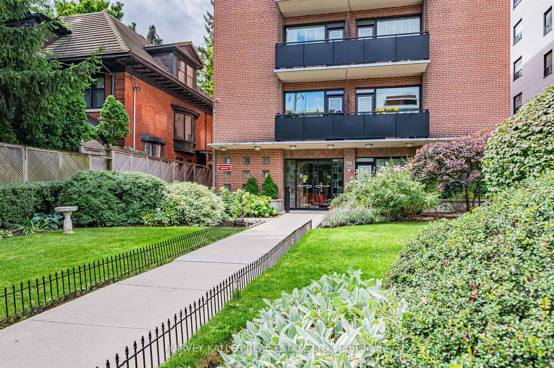 Nestled in one of Toronto's most sought after neighbourhoods, this cozy top floor bachelor condo offers a fantastic opportunity to own a piece of real estate in the elegant South ...