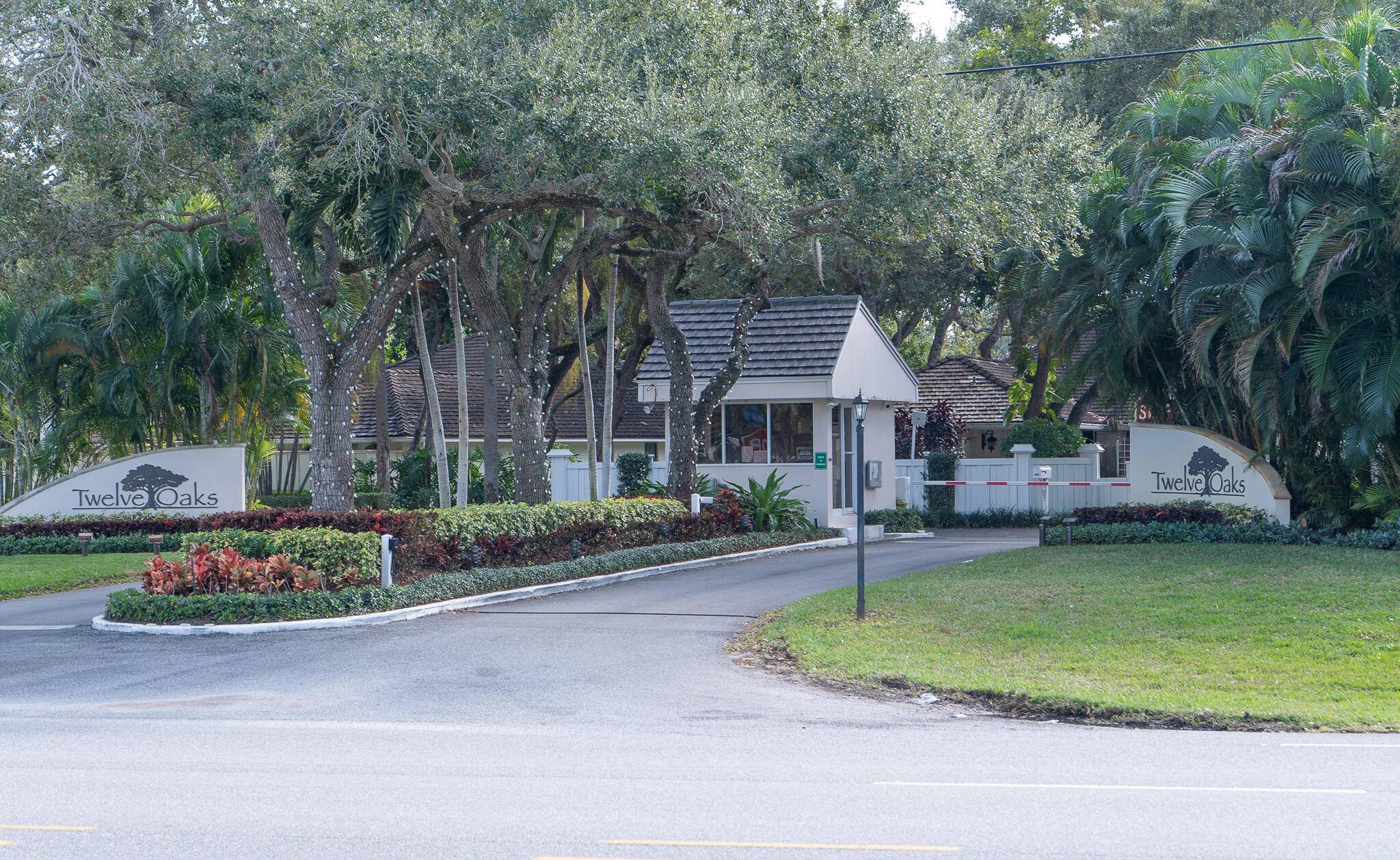 This beautiful 3 bedroom, 2 bath villa is nestled in the desirable waterfront community of Twelve Oaks.