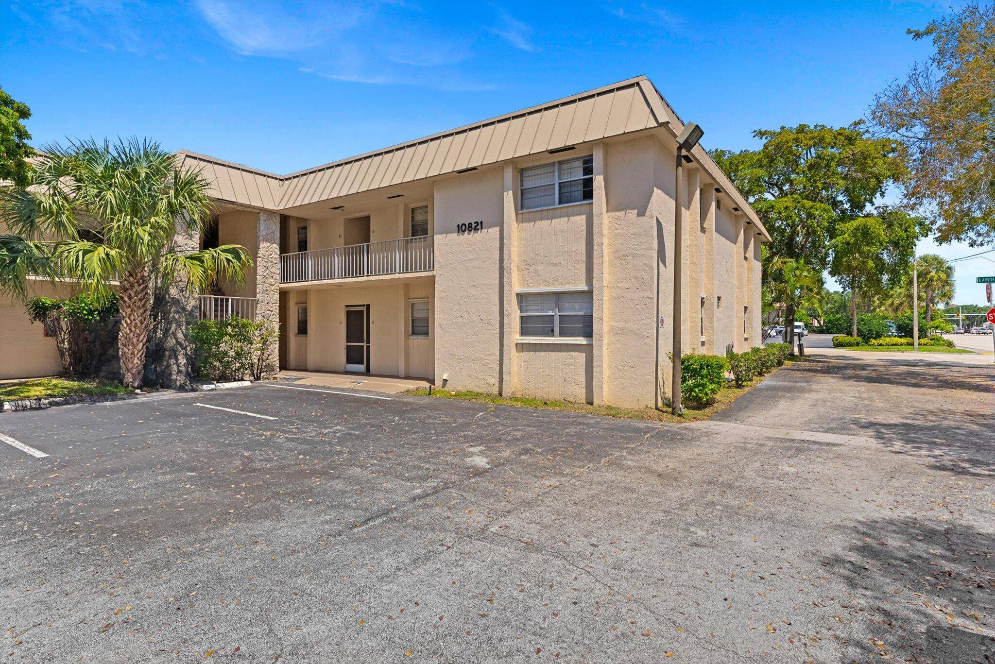 Welcome to this perfectly sized 2 bedroom, 2 bathroom first floor condo in Palm Beach Gardens !