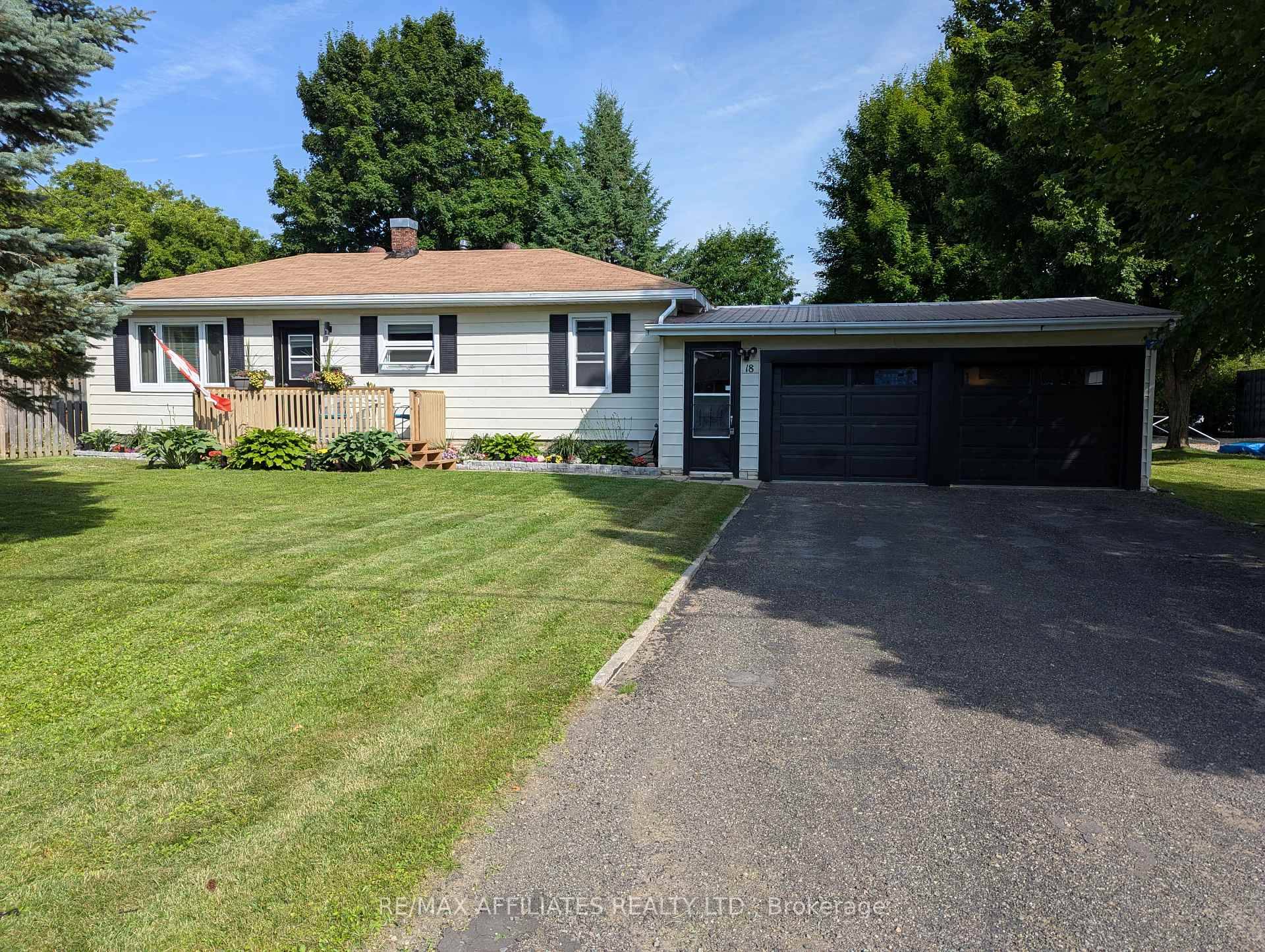 Welcome to 18 Dean St. just on the edge of Smiths Falls, located in Montague.