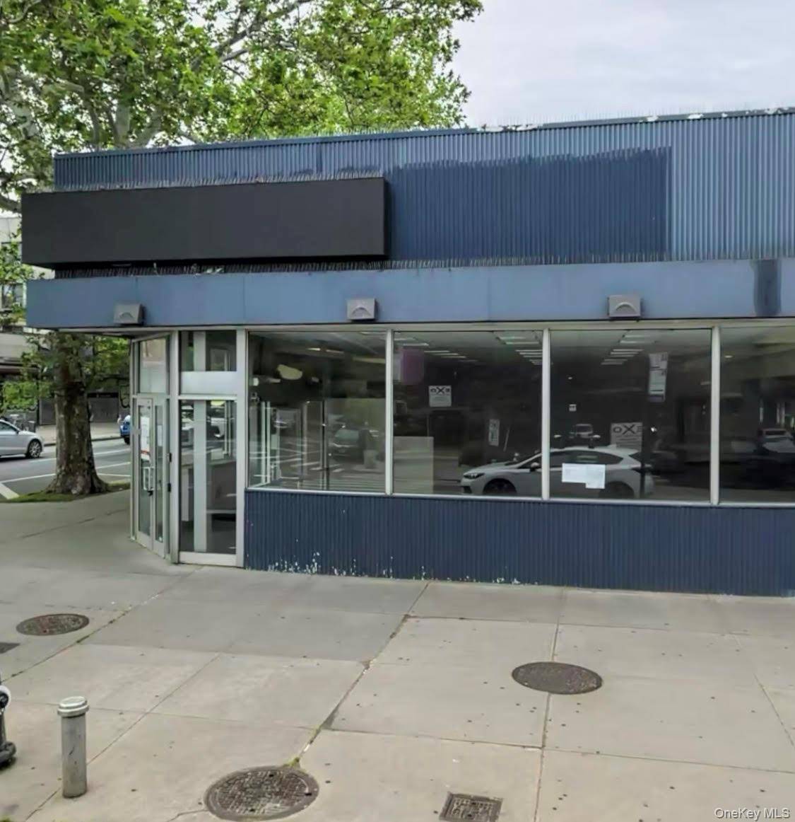 3000 Sf retail for lease.