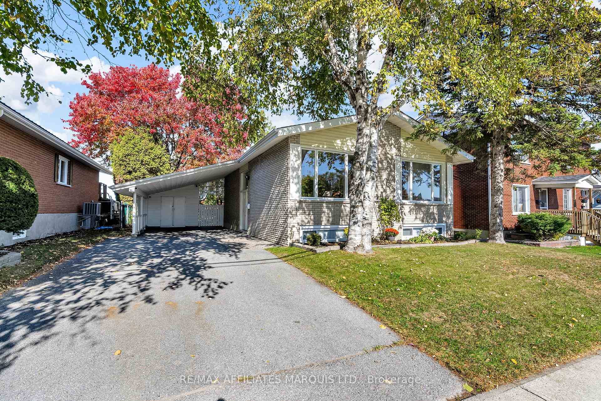 Welcome to 220 15th Street West a great option for first time buyers or downsizers looking for style, comfort and a walkable location.
