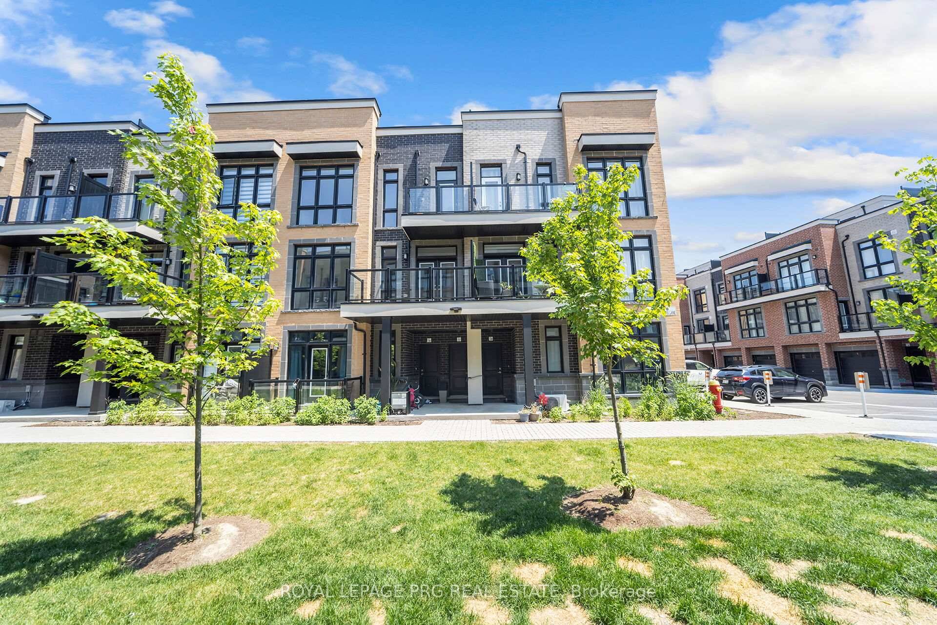 Discover refined elegance in this 3 bedroom, 3 bathroom luxury condo townhome in the prestigious Oak Ridges community.