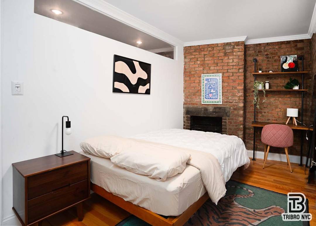 This stunning 2 bedroom, 1 bathroom apartment in the heart of East Village offers an unbeatable location surrounded by the best bars and restaurants NYC has to offer.