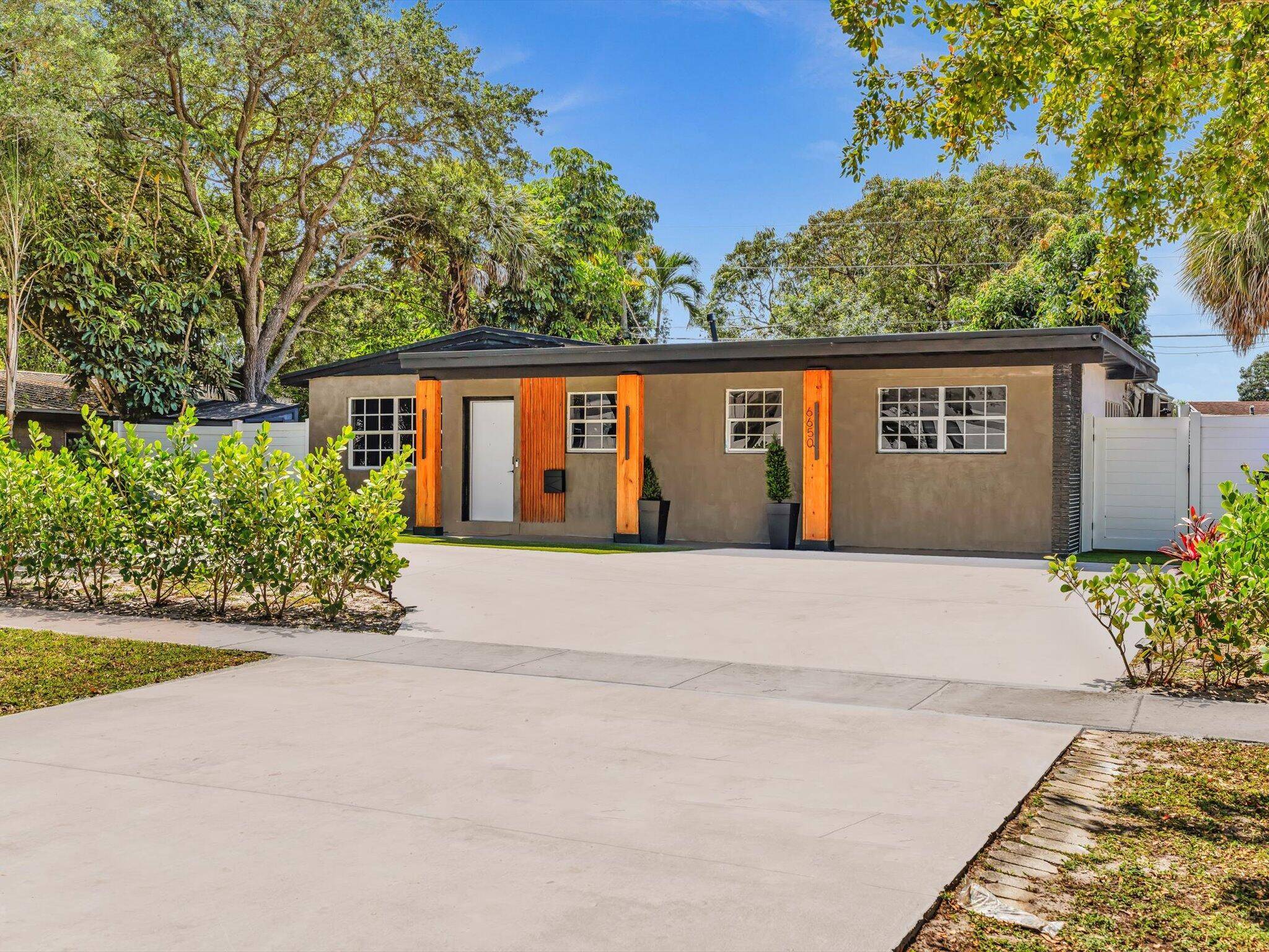Beautifully renovated 3 bedroom, 1 bath home in the heart of Hollywood with no HOA !