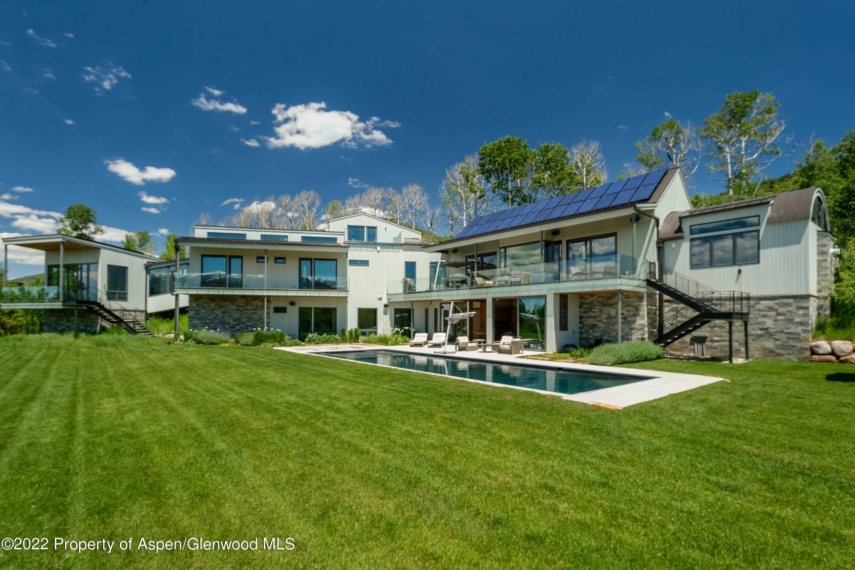 This immaculate mountain contemporary home boasts outstanding spaces to entertain guests, complimented by big views and vaulted ceilings.