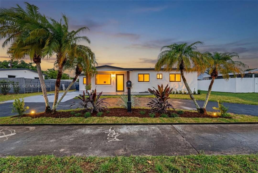 Beautiful Fully Renovated 4 Bedroom, 3 Bathroom Home for Sale Step into this stunning, move in ready home featuring 4 spacious bedrooms and 3 modern bathrooms.