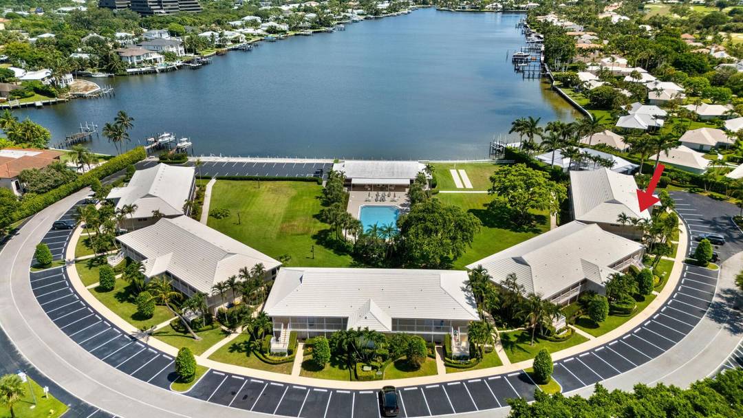 SPACIOUS, GROUND FLOOR, DOUBLE SUITE OVERLOOKING LITTLE LAKE WORTH.