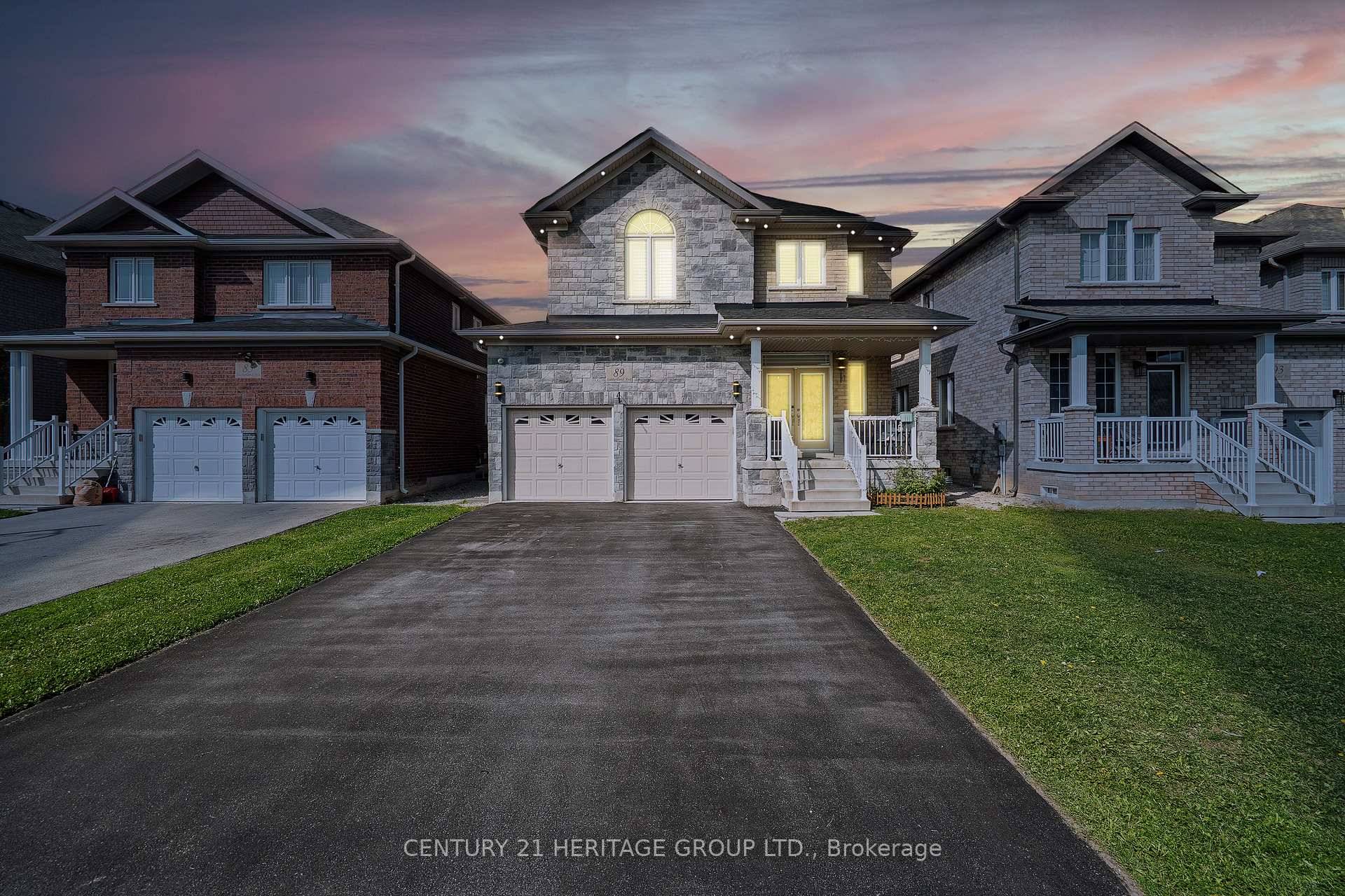 Stunning 4 Bedroom Family Home in a Desirable Community !