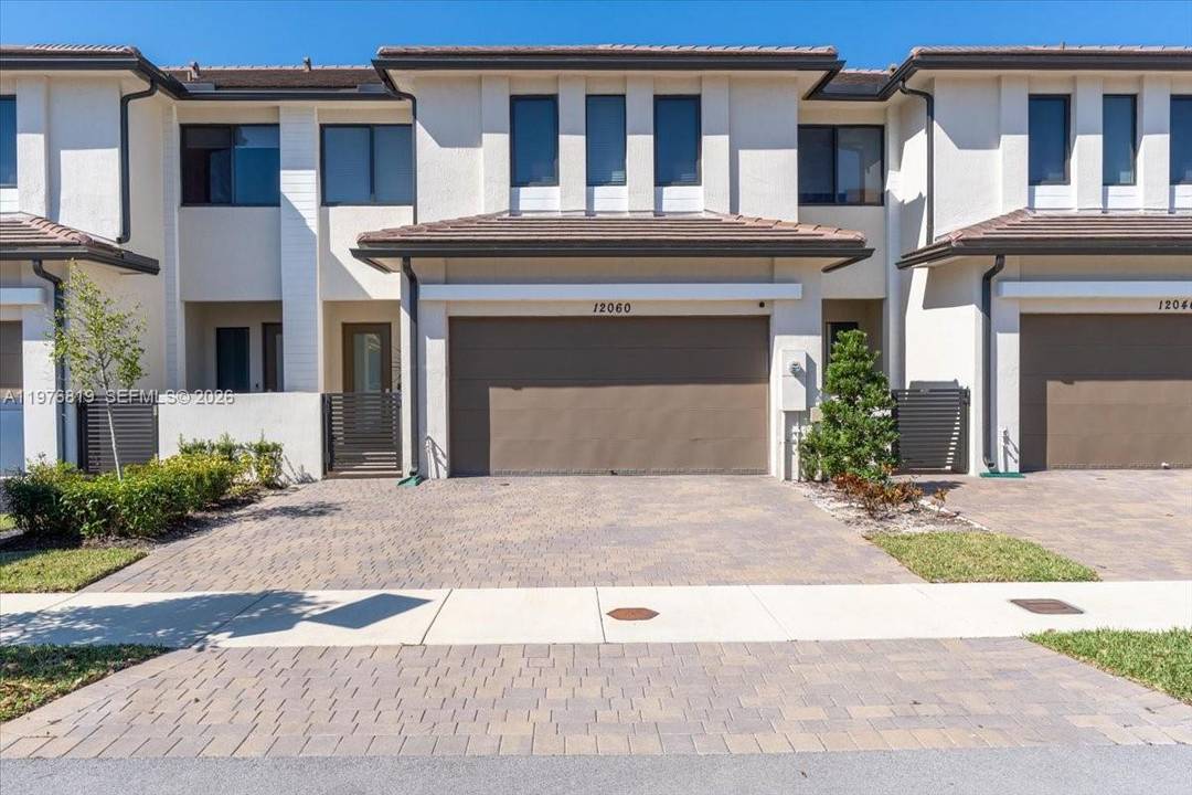 Luxury, modern townhouse with 4 beds 3.