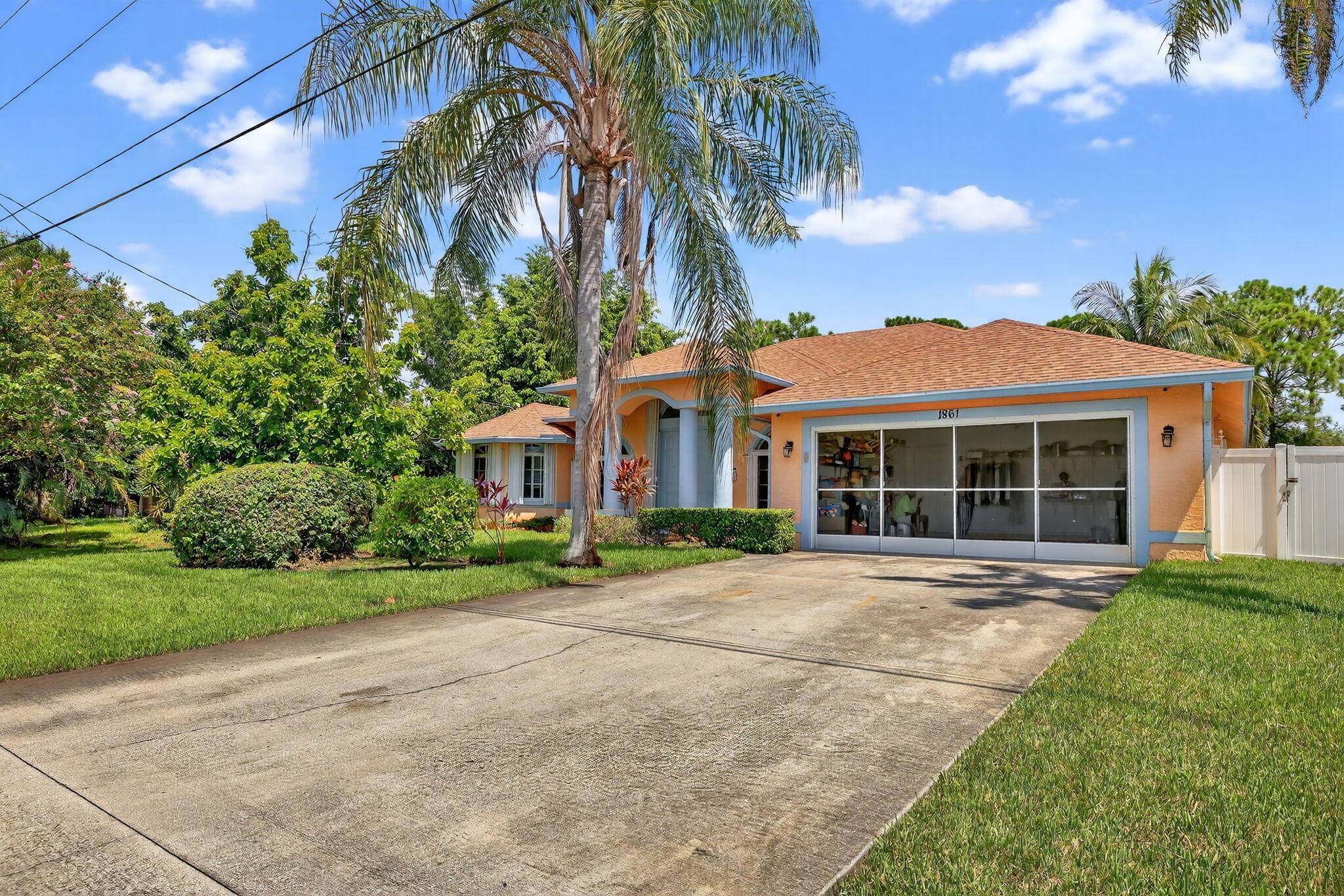 Beautiful 3 bed, 2 bath home with an office den in a no HOA community !