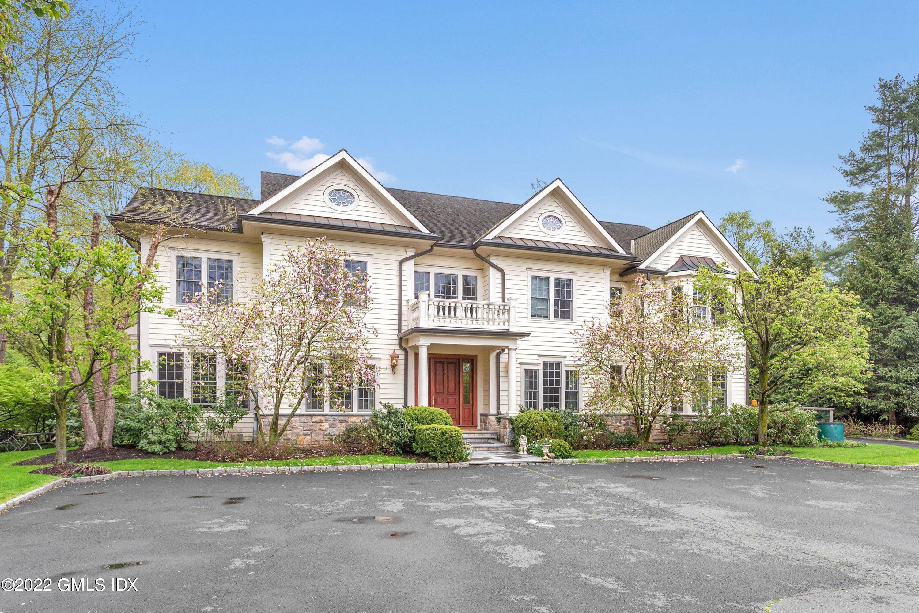 Perfect 5 bedroom summer rental minutes from town.