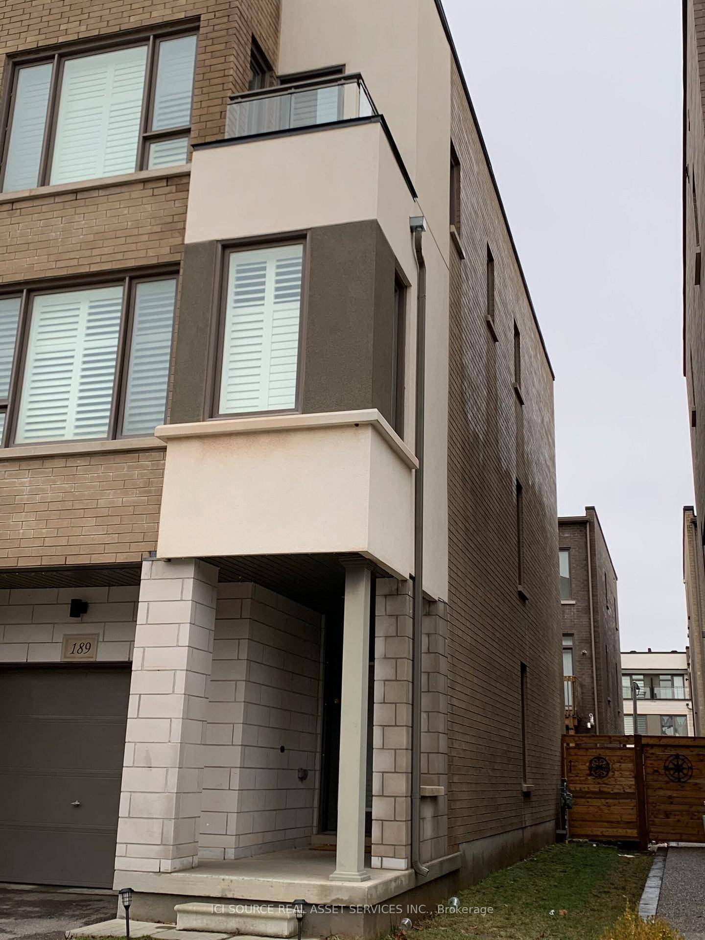 Beautiful 3 Level End Unit Freehold Townhome 2135 Sq.