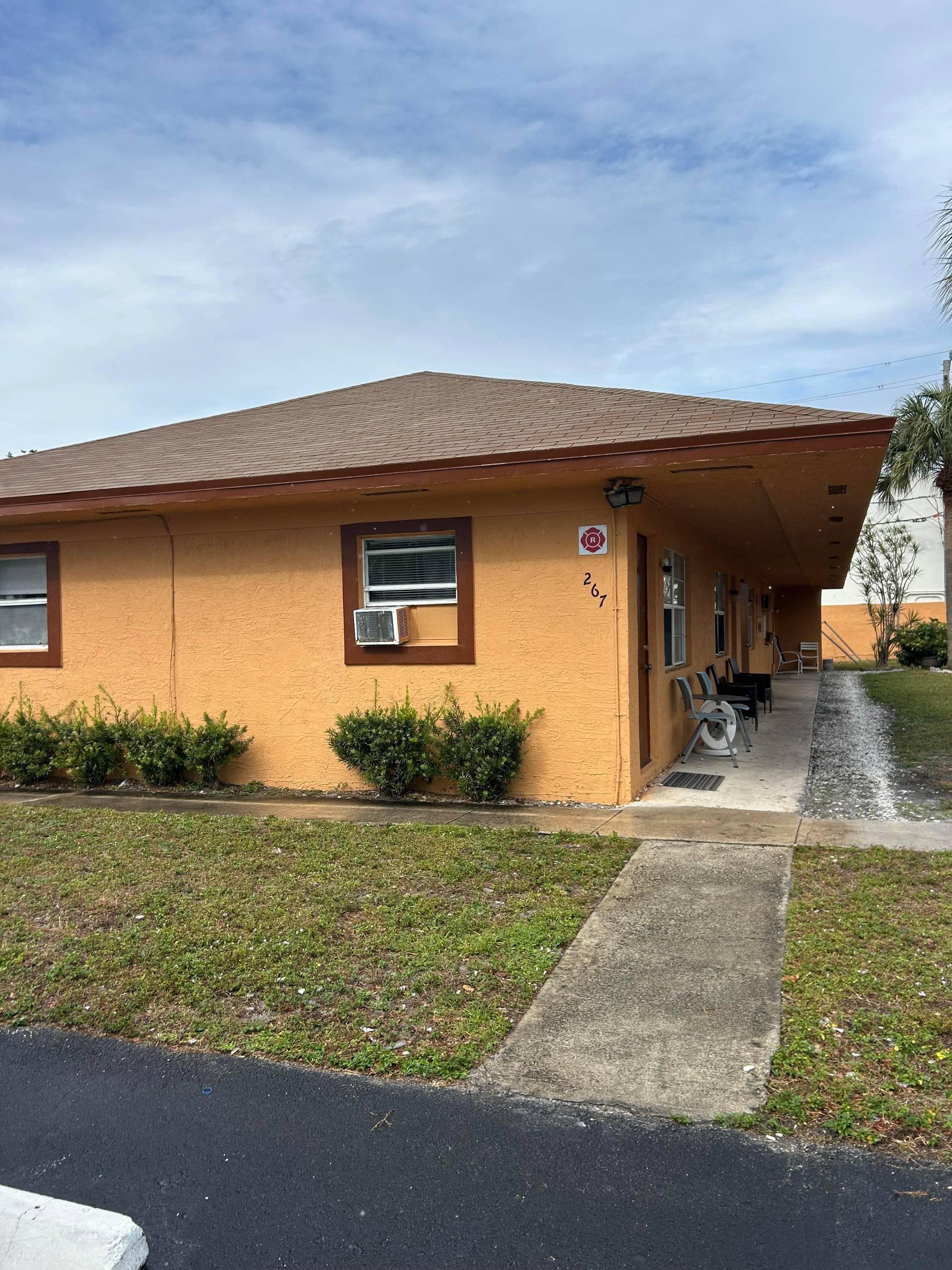Investment Opportunity Three Quadplexes Fourplexes in Prime Location Presenting an excellent investment opportunity with three separate quadplexes fourplexes, each featuring two 2 bedroom, 1 bathroom units and two 1 bedroom, ...