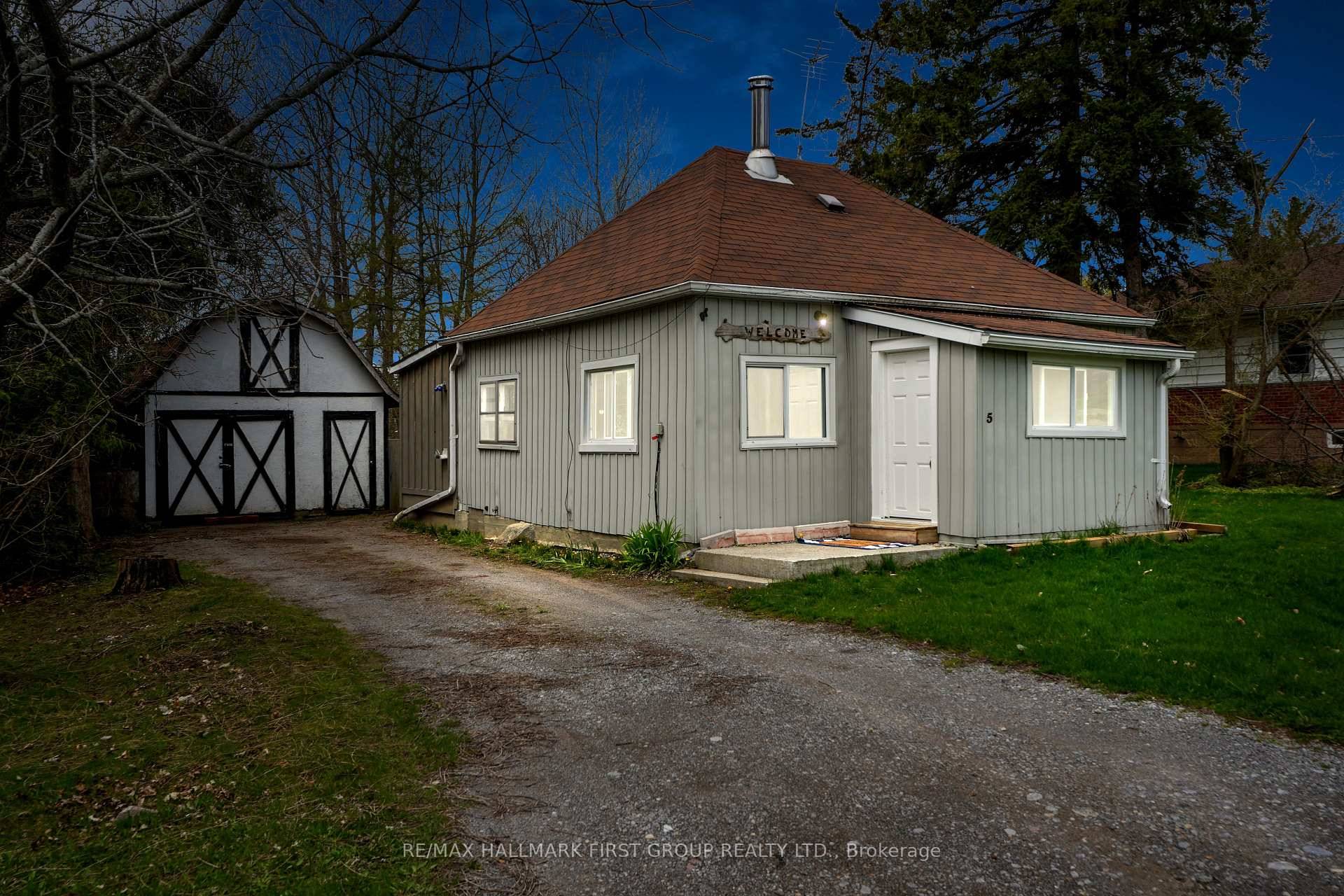 Cozy two bedroom bungalow with barn workshop, ideal for first time buyers or retirees !