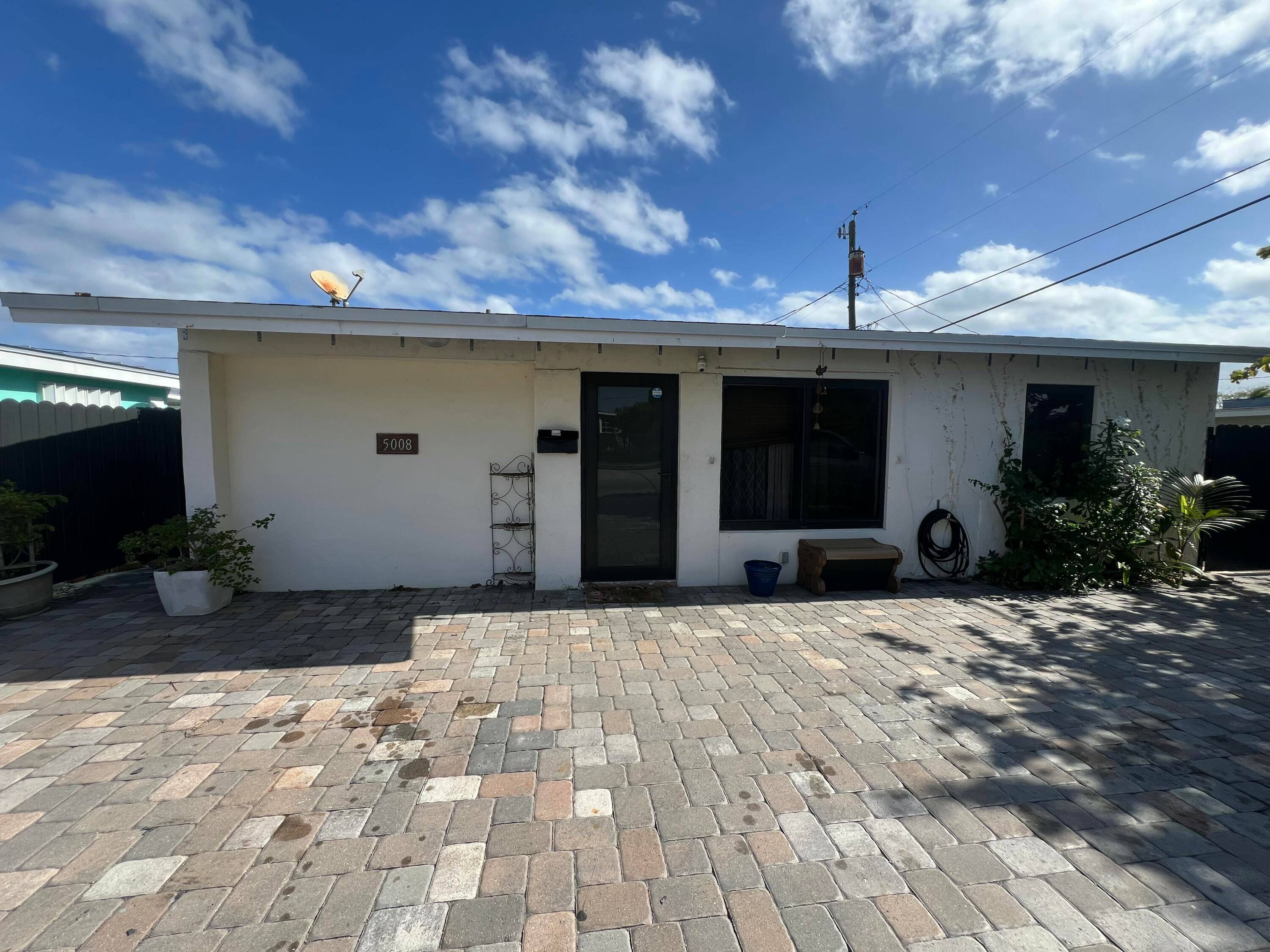 A Charmingly fantastic investment opportunity perfectly nestled in West Palm Beach, just south of Southern With a touch of TLC, this 3 2 home has great potential.